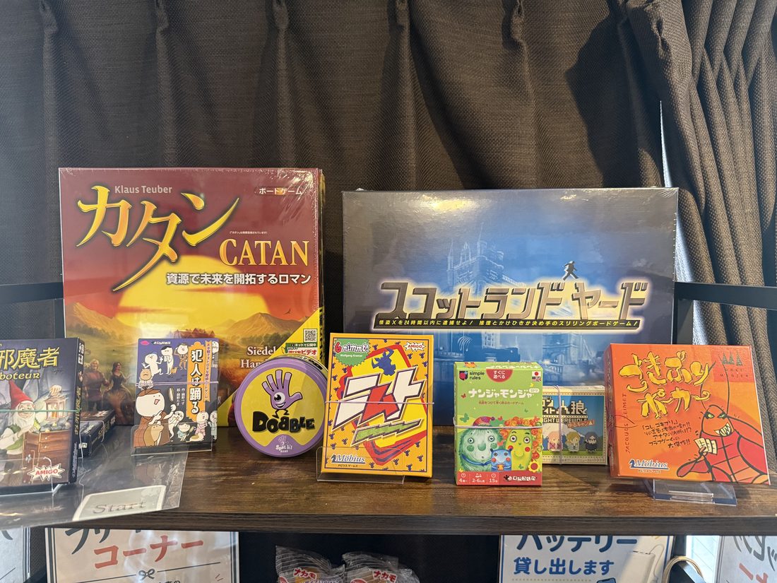 店内のボードゲームコーナー（カタン・スコットランドヤード・ドブル・ito・人狼ほか）